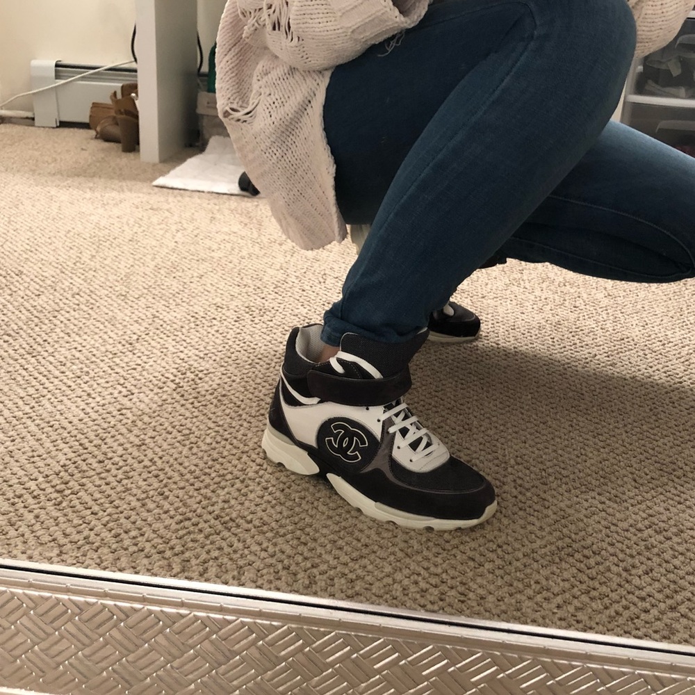Authentic CHANEL Sneaker - Picture 2 of 8